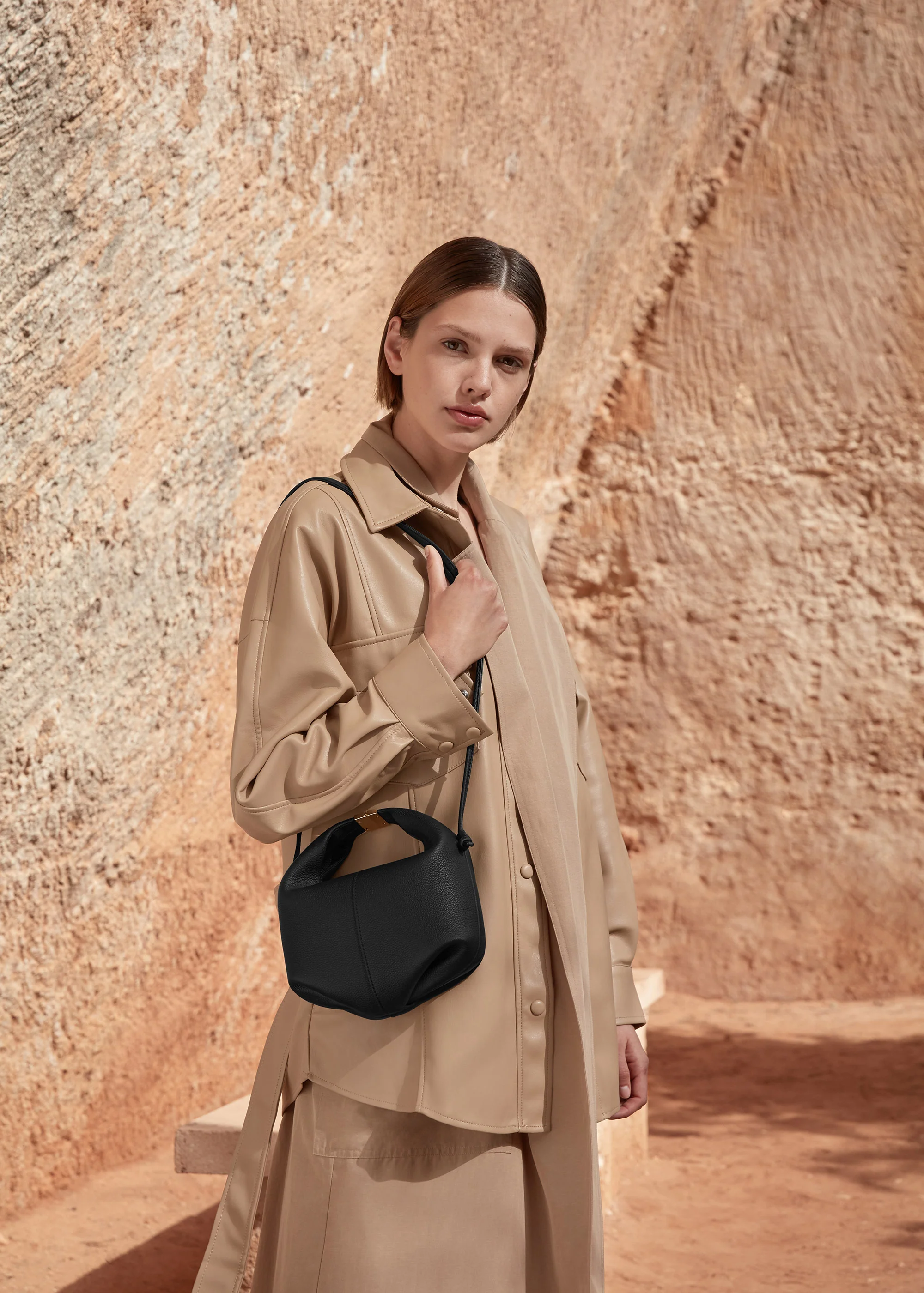 Béri - Textured Black - Image 4